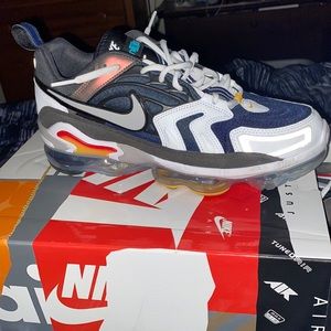 Im selling Nike Air Max Evol
